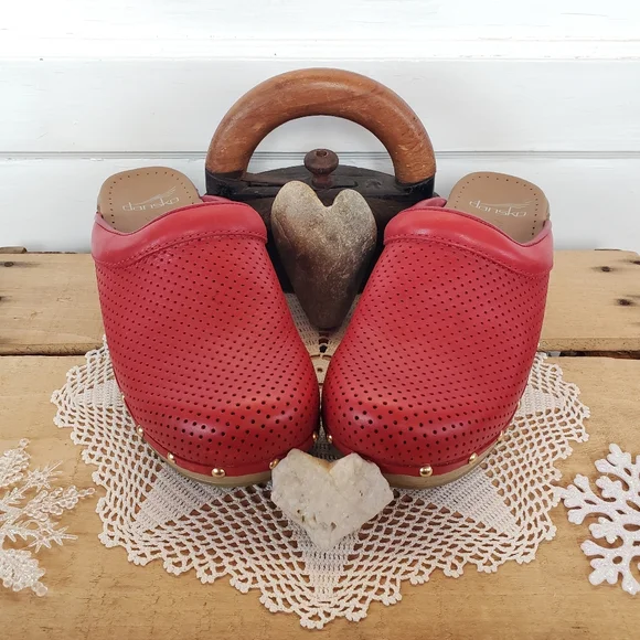 ⚘AvaiLable⚘inQuire!⚘RED Dansko Pro Sonja Perforated Honey Clogs Brass Studs Boho - Picture 2 of 13